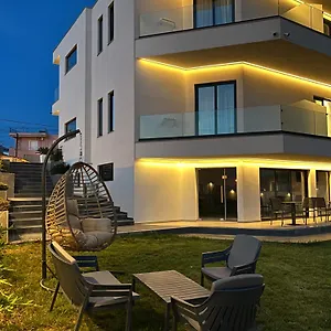 **** Otel Adele Arnavutluk